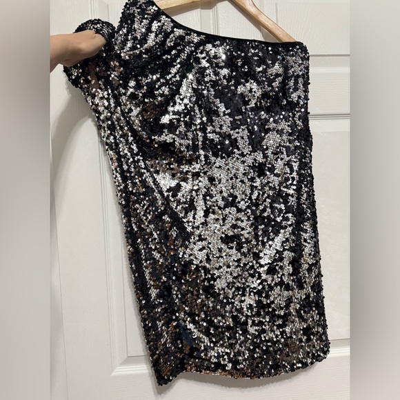 Aidan Maddox One Shoulder Black
Sequin Dress Size 8 Black/Silver pre owned - Picture 9 of 9